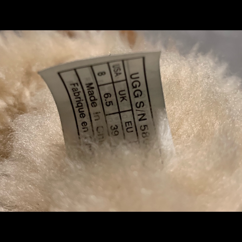 Bailey Button Uggs Size 8 - image 4